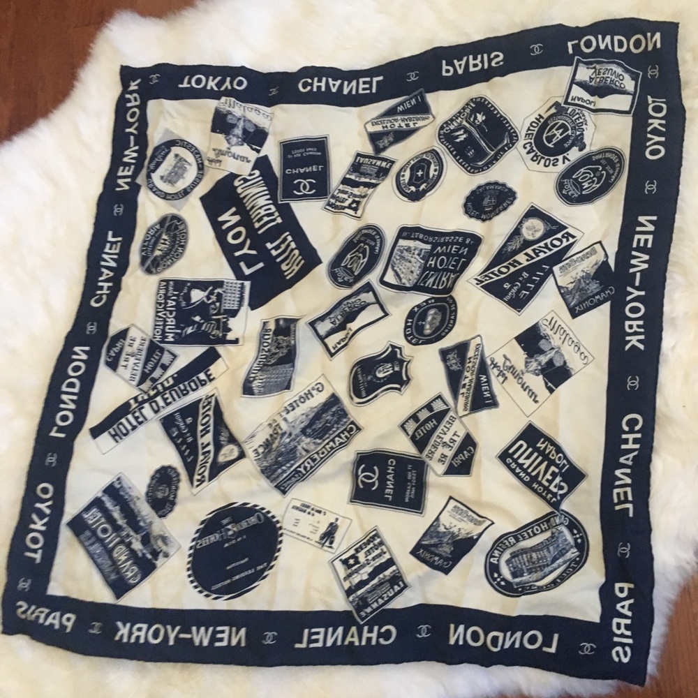 CHANEL Scarf
